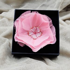 Broche fleur plumes corail